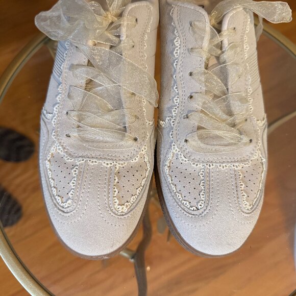 New! Ivory wingtips with lace detail and organza ties, size 8.5 from Cushionaire - Picture 10 of 16